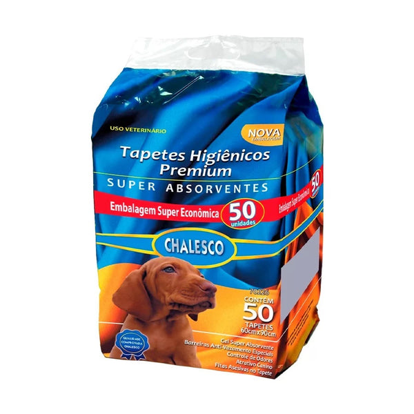  Um tapete higienico branco com bordas azuis e o logo da marca Chalesco, sobre um fundo cinza claro. O tapete tem 60x90 cm e é indicado para cães de pequeno e médio porte.