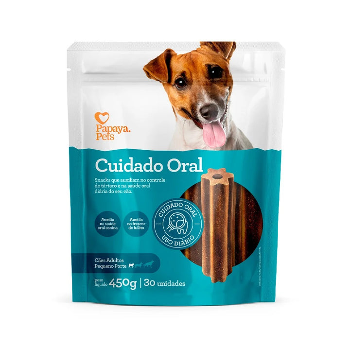 Um pacote de Snack Papaya Pets Cuidado Oral para Cães Pequenos, na cor verde, com o peso de 450g. O pacote tem o logo da marca Papaya Pets e a imagem de um cachorro de porte pequeno.