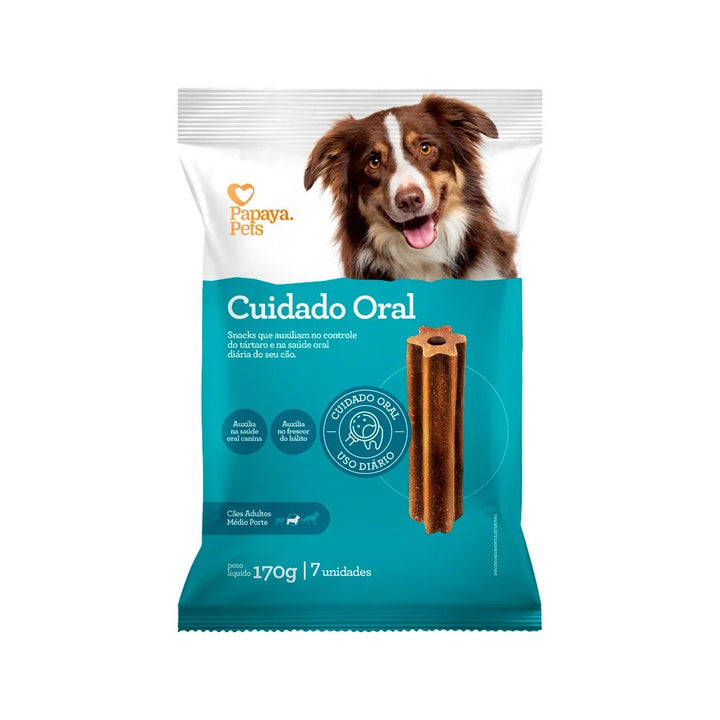  Um pacote de Snack Papaya Pets Cuidado Oral para Cães Médios, na cor verde, com o peso de 170g. O pacote tem o logo da marca Papaya Pets e a imagem de um cachorro de porte médio.